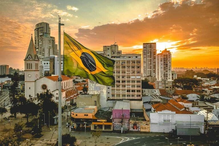 Stadt mit Gebäuden und Flagge Brasilien