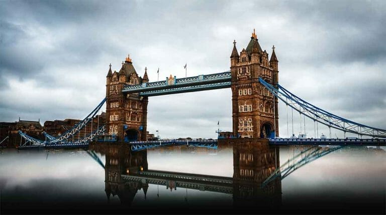De Tower Bridge in Londen boven een mistige rivier